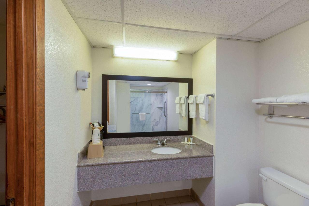 Super 8 By Wyndham Seguin Otel Dış mekan fotoğraf