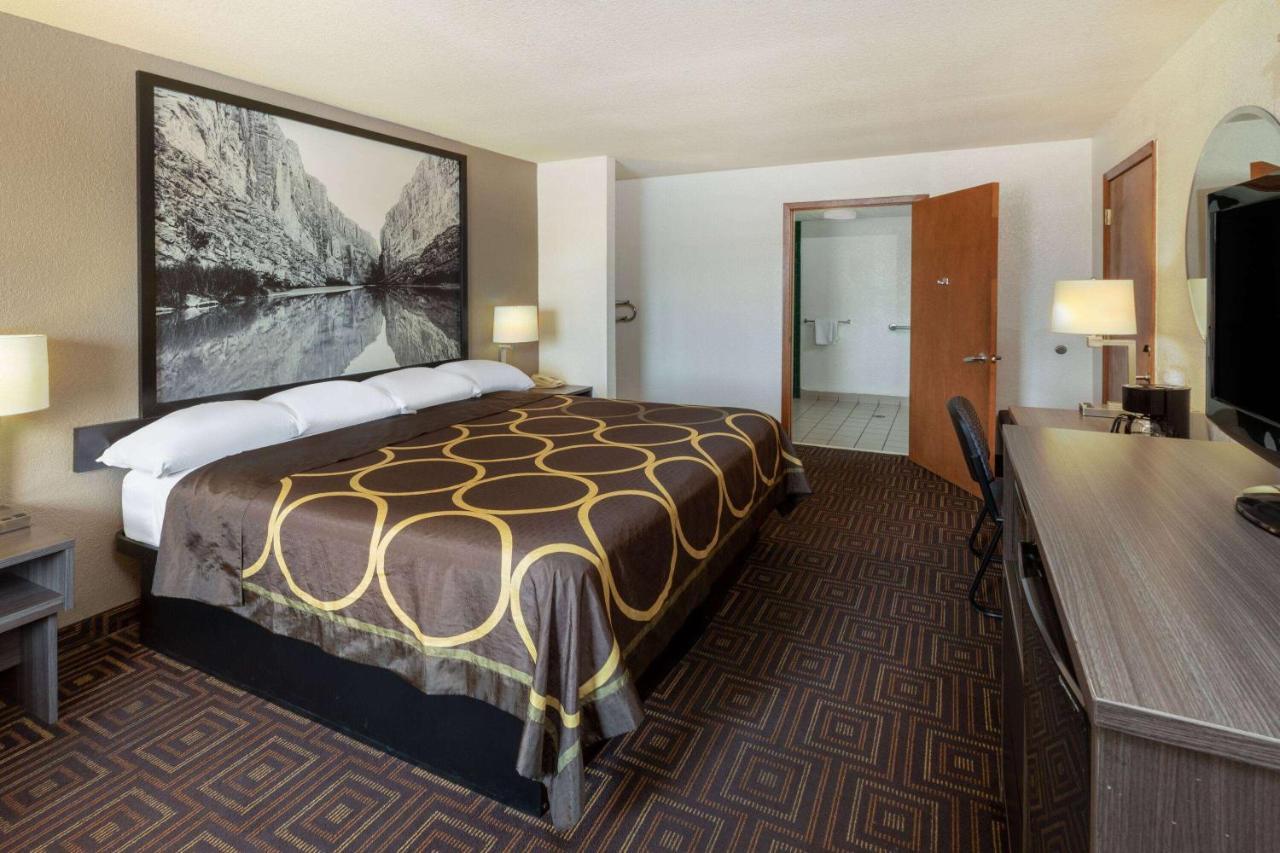 Super 8 By Wyndham Seguin Otel Dış mekan fotoğraf