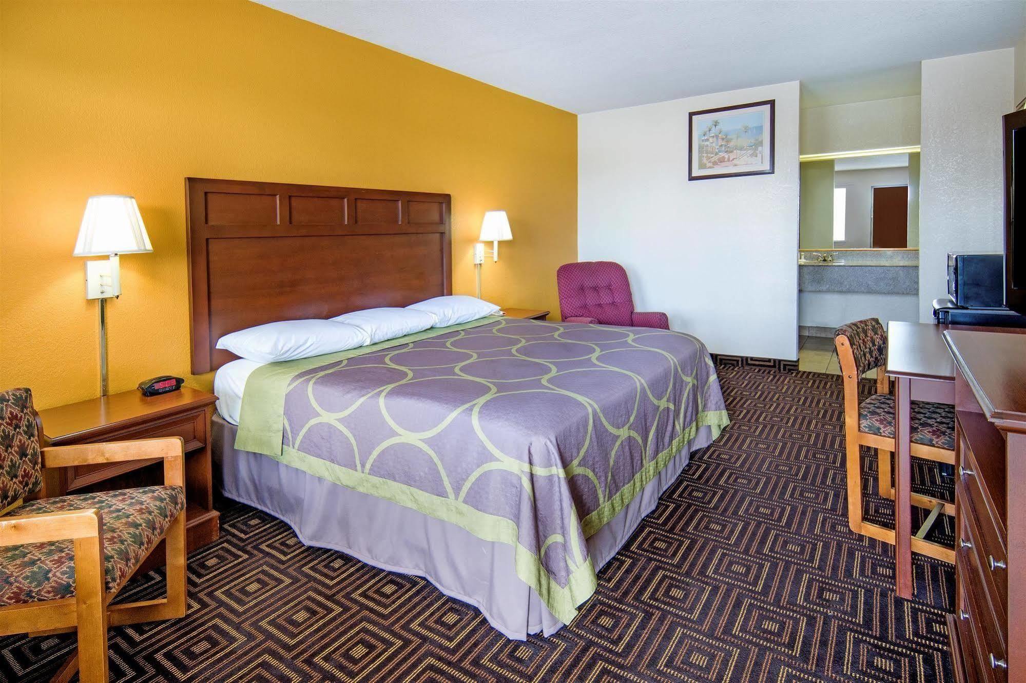 Super 8 By Wyndham Seguin Otel Dış mekan fotoğraf